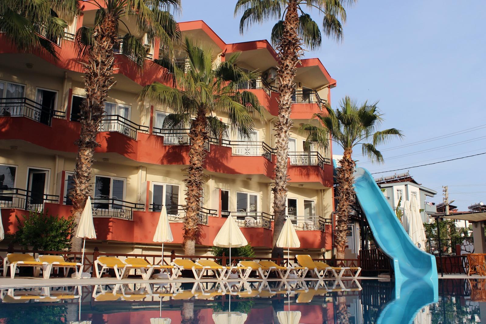 Semoris Hotel Side Exterior photo