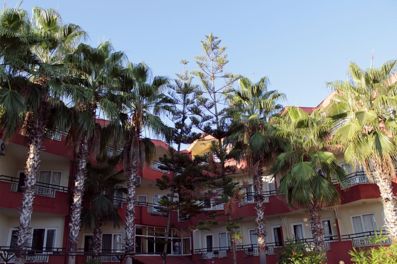 Semoris Hotel Side Exterior photo