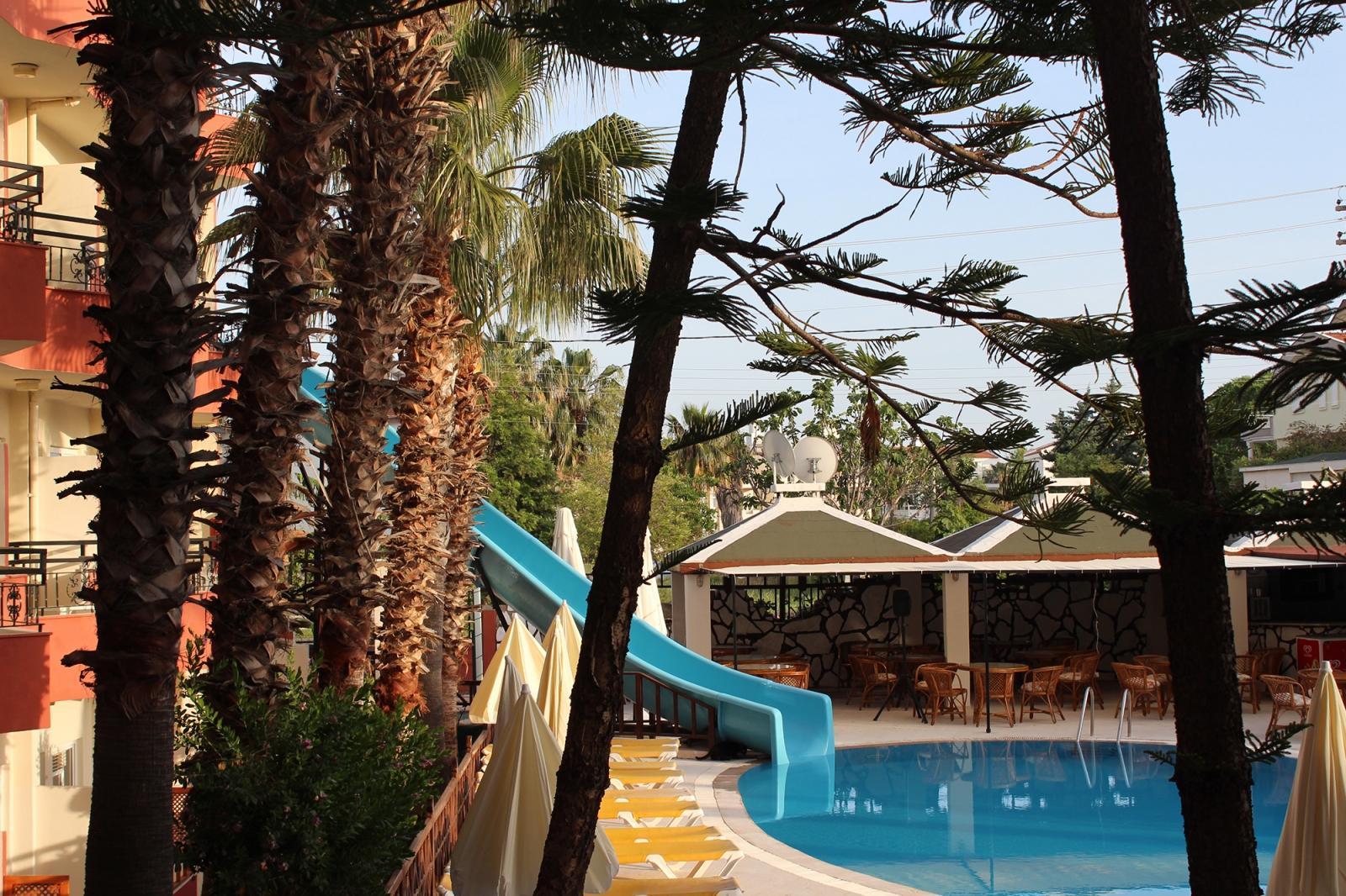 Semoris Hotel Side Exterior photo