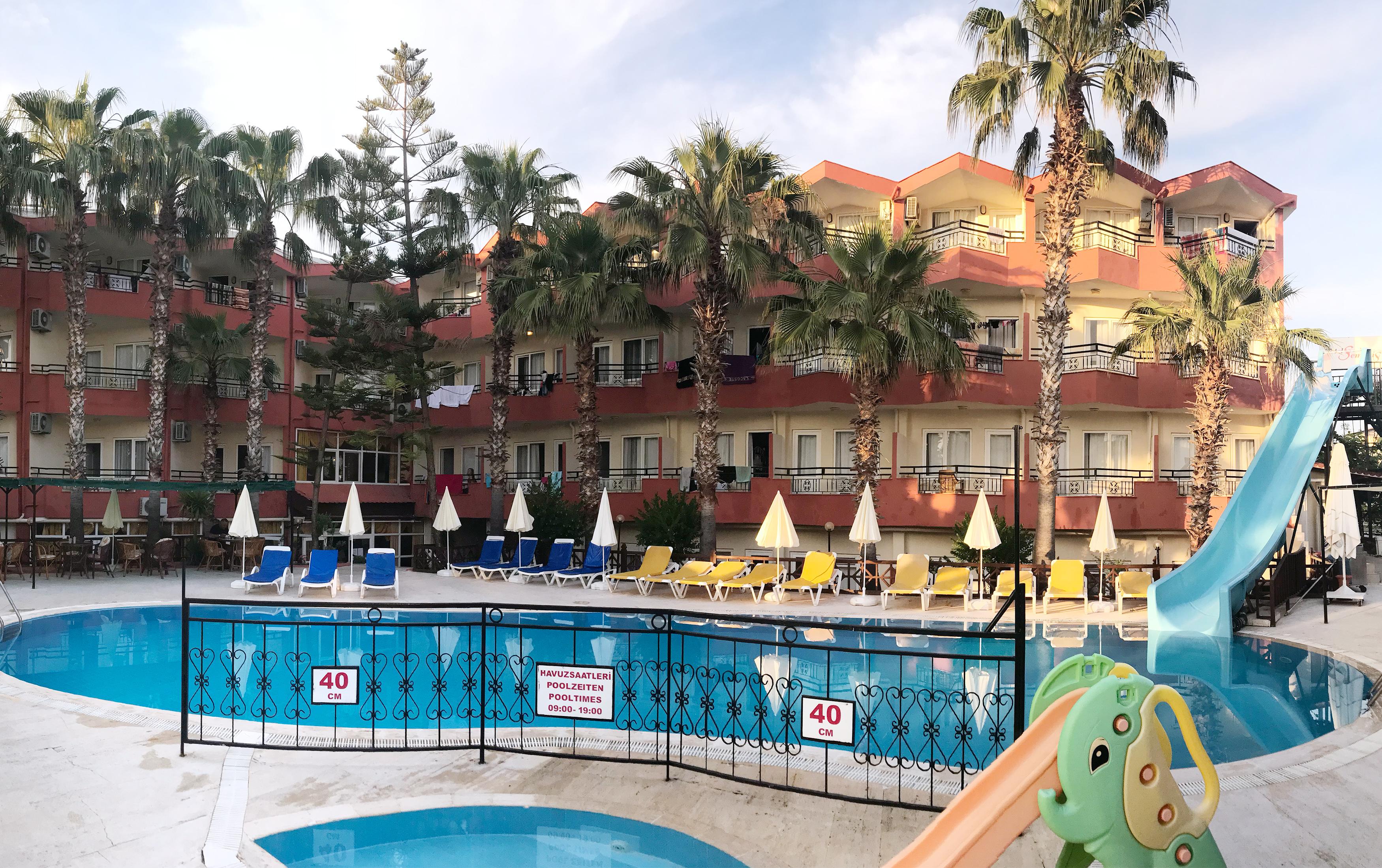 Semoris Hotel Side Exterior photo
