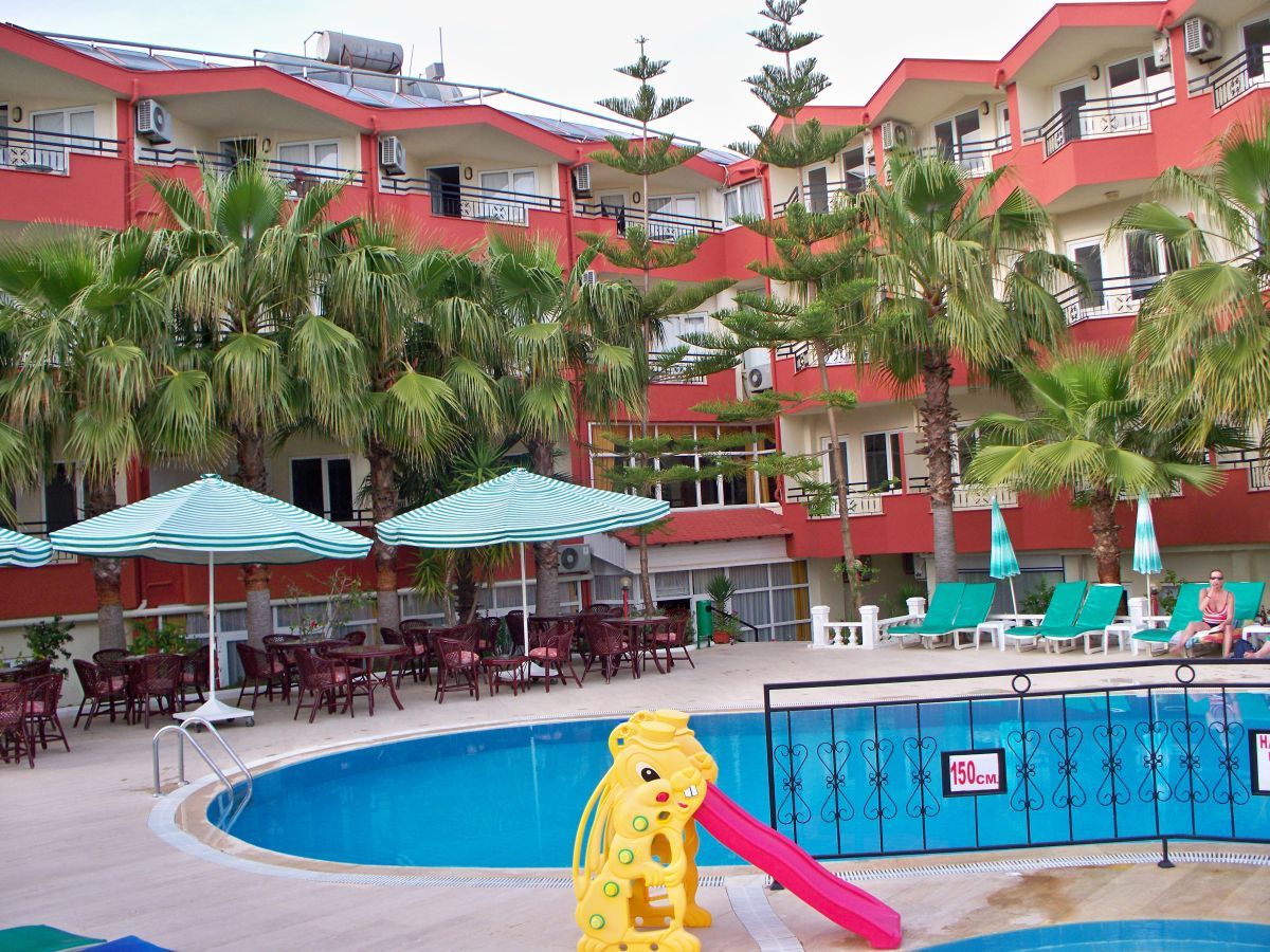 Semoris Hotel Side Exterior photo